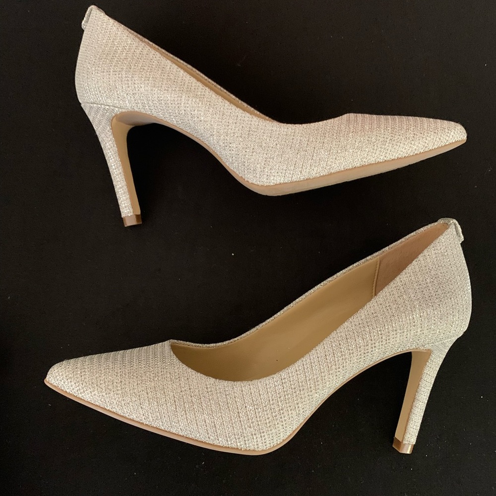 MICHAEL KORS, Champagne Flex Pump. New with Box, Size 5.5.